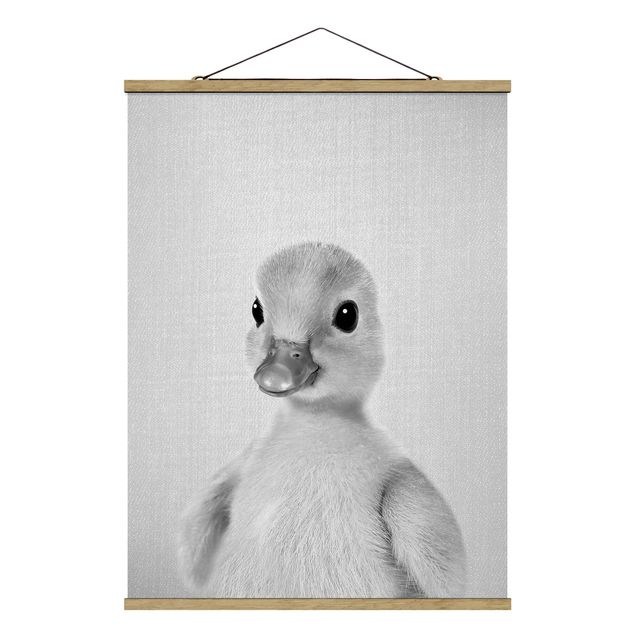 Stoffbild mit Posterleisten - Baby Ente Emma Schwarz Weiß - Hochformat 3:4