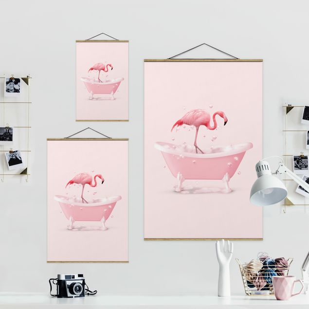 Stoffbild mit Posterleisten - Badewannen Flamingo - Hochformat