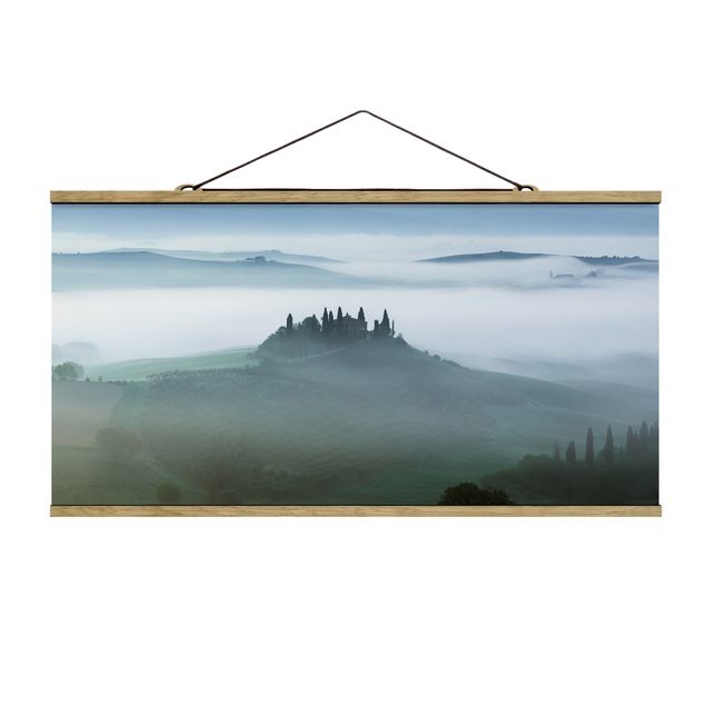 Stoffbild mit Posterleisten - Bauernhaus im Nebel - Querformat