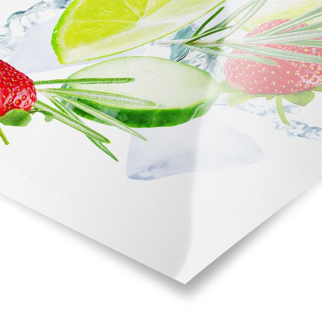 Poster - Erdbeeren Limetten Eiswürfel Splash - Hochformat 3:2