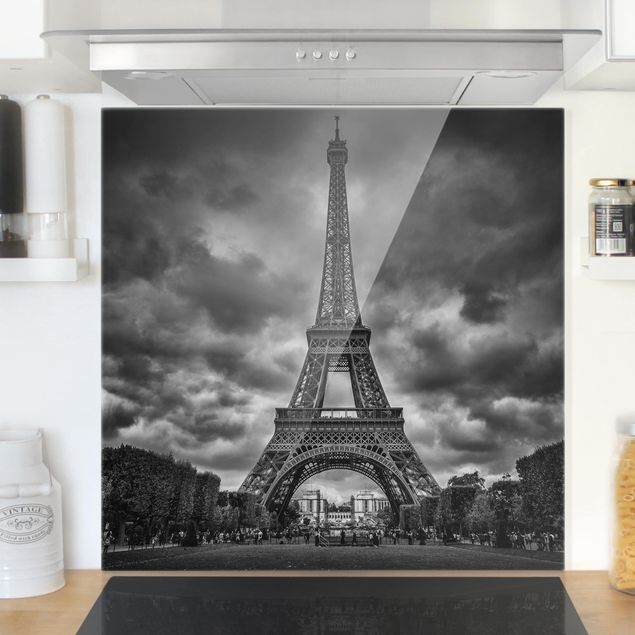 Spritzschutz Küche Eiffelturm vor Wolken schwarz-weiß