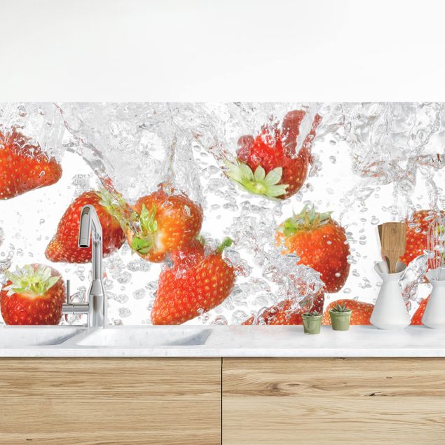 Platte Küchenrückwand Frische Erdbeeren im Wasser