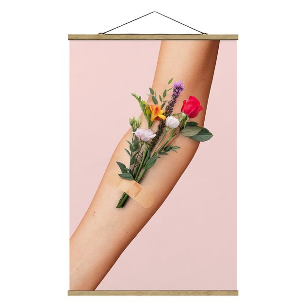Stoffbild mit Posterleisten - Jonas Loose - Arm mit Blumen - Hochformat 2:3
