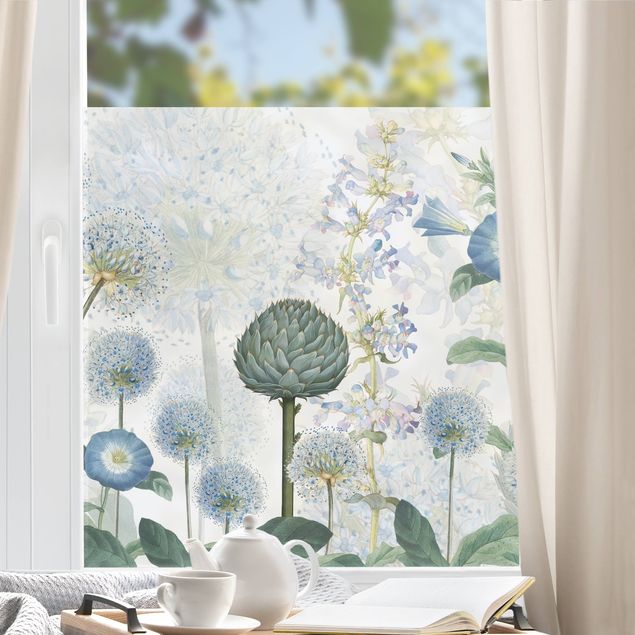 Fensterfolie Blumen Blaue Alliumdolden im Wind