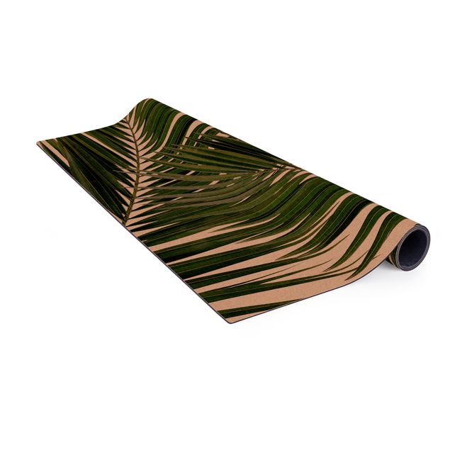 Große Teppiche Blick durch grüne Palmenblätter