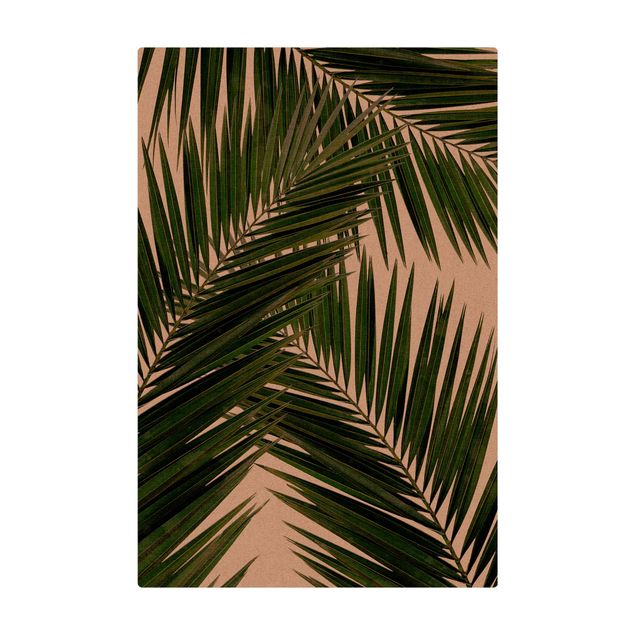 Kork-Teppich - Blick durch grüne Palmenblätter - Hochformat 2:3