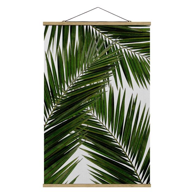 Stoffbild mit Posterleisten - Blick durch grüne Palmenblätter - Hochformat 2:3