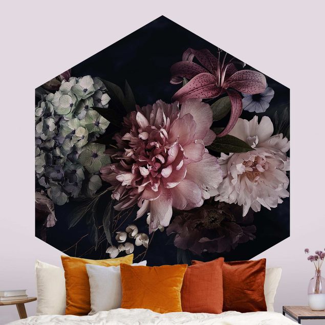 Hexagon Mustertapete selbstklebend - Blumen mit Nebel auf Schwarz