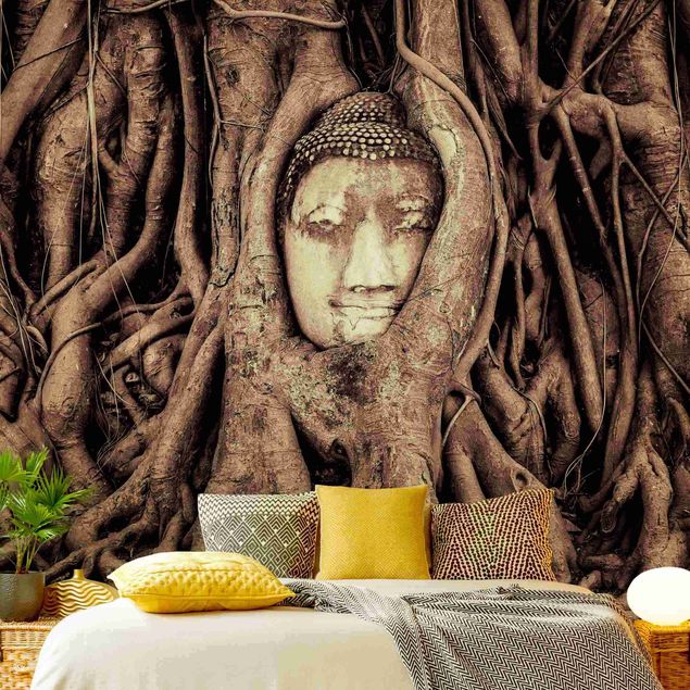 Design Tapeten Buddha in Ayutthaya von Baumwurzeln gesäumt in Braun