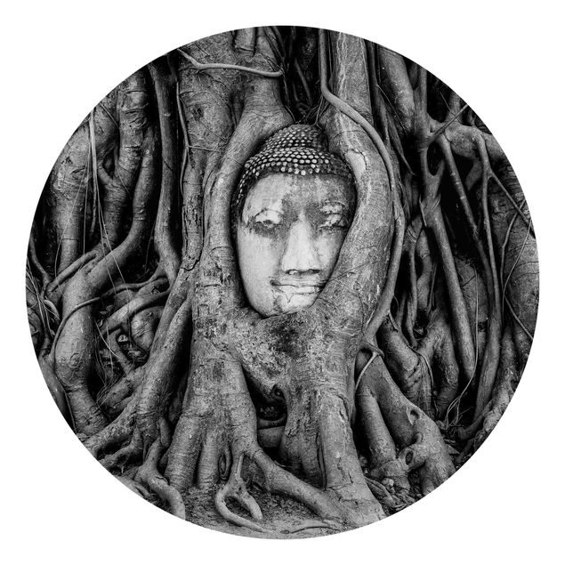 Runde Tapete selbstklebend - Buddha in Ayutthaya von Baumwurzeln gesäumt in Schwarzweiß