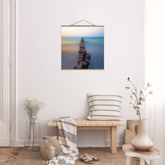 Stoffbilder mit Posterleisten Buhnen bei Sonnenuntergang am Meer