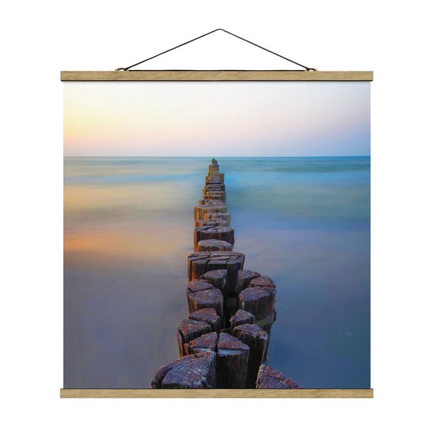 Stoffbild mit Posterleisten - Buhnen bei Sonnenuntergang am Meer - Quadrat 1:1