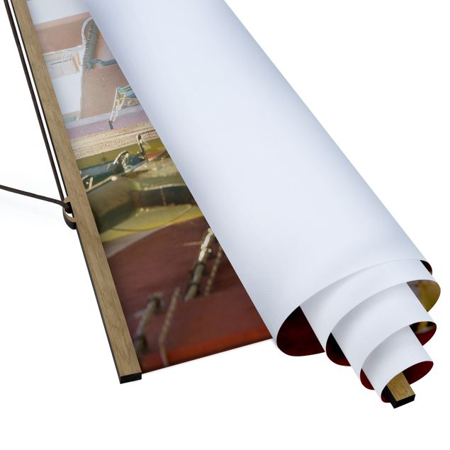 Stoffbild mit Posterleisten - Bunte Gasse - Hochformat
