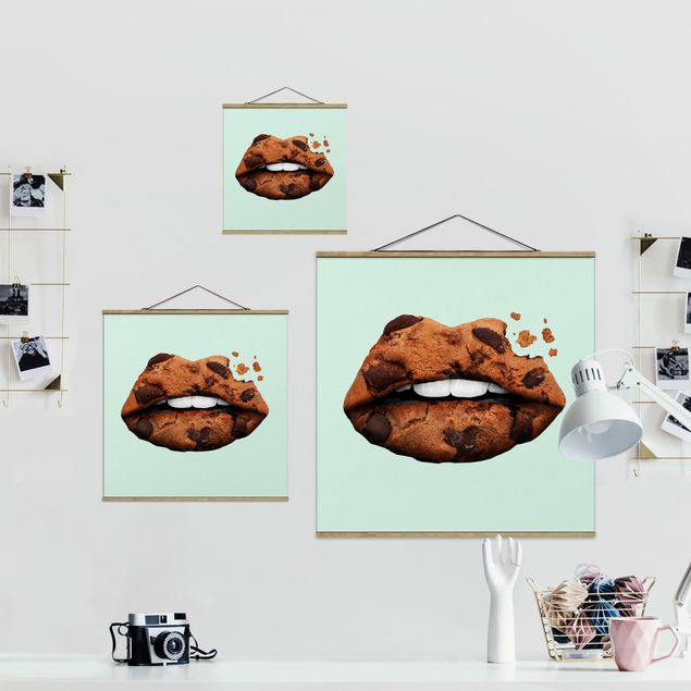 Stoffbild mit Posterleisten - Jonas Loose - Lippen mit Keks - Quadrat 1:1