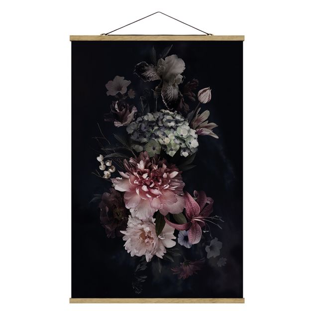Stoffbild mit Posterleisten - Blumen mit Nebel auf Schwarz - Hochformat 2:3
