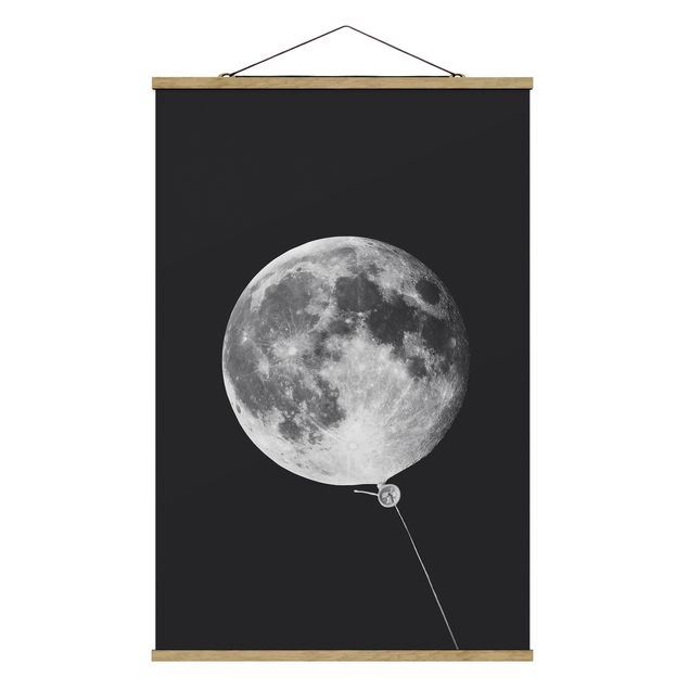 Stoffbild mit Posterleisten - Jonas Loose - Luftballon mit Mond - Hochformat 2:3