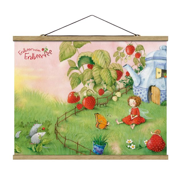 Stoffbild mit Posterleisten - Erdbeerinchen Erdbeerfee - Im Garten - Querformat 4:3