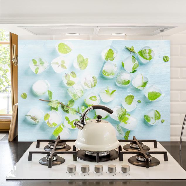 Spritzschutz Küche Glas Kräuter Eiswürfel mit Minzblättern