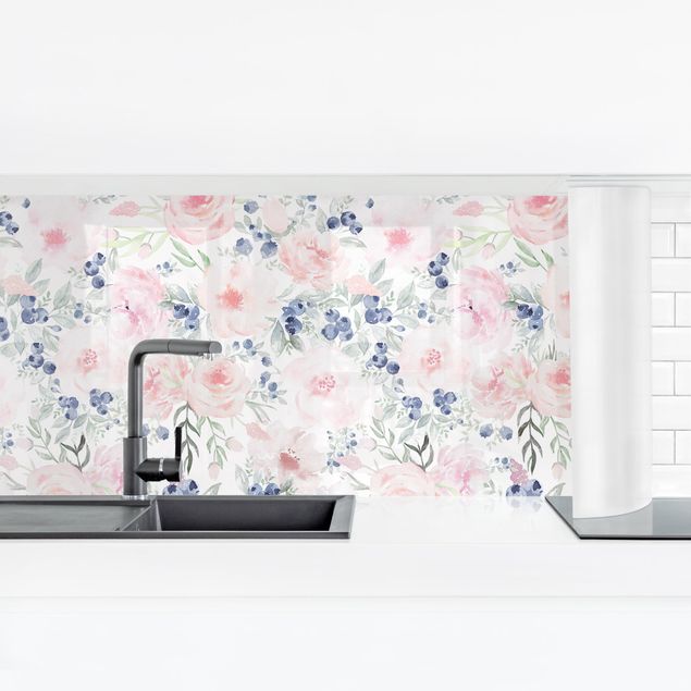 Küchenrückwand selbstklebend Rosa Rosen mit Blaubeeren vor Weiß I