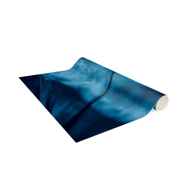 Vinyl-Teppich - Blaue Pusteblume im Regen - Hochformat 1:2