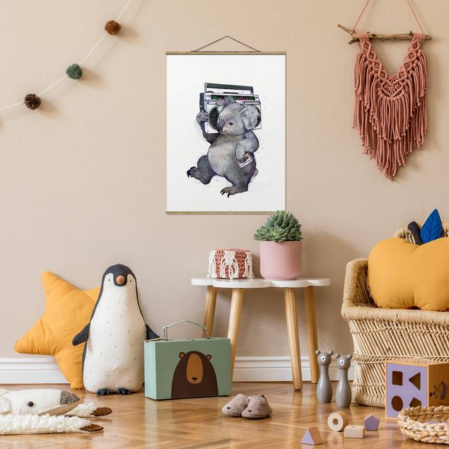 Stoffbild mit Posterleisten - Laura Graves - Illustration Koala mit Radio Malerei - Hochformat 3:4