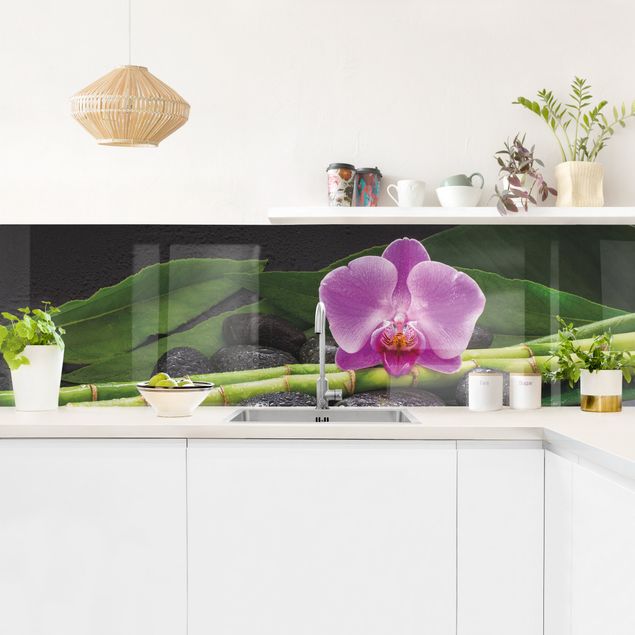 Küchenrückwand - Grüner Bambus mit Orchideenblüte