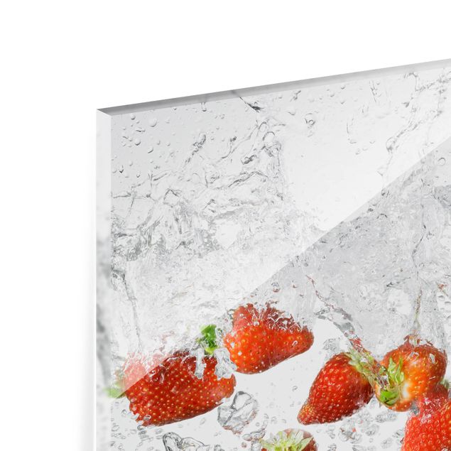 Glas Spritzschutz - Frische Erdbeeren im Wasser - Querformat - 4:3