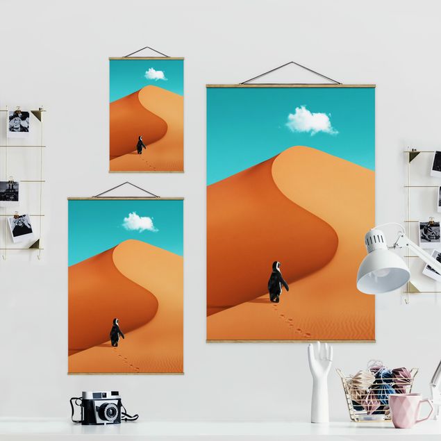 Stoffbild mit Posterleisten - Jonas Loose - Wüste mit Pinguin - Hochformat 2:3