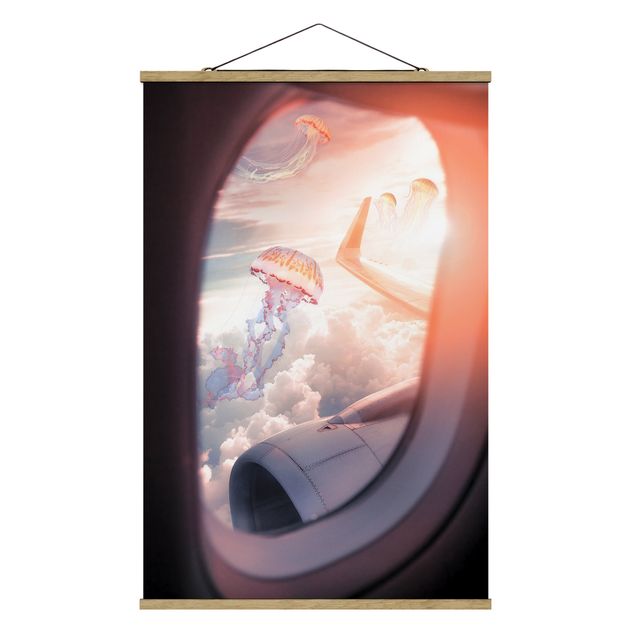 Stoffbild mit Posterleisten - Jonas Loose - Flugzeug mit Quallen - Hochformat 2:3
