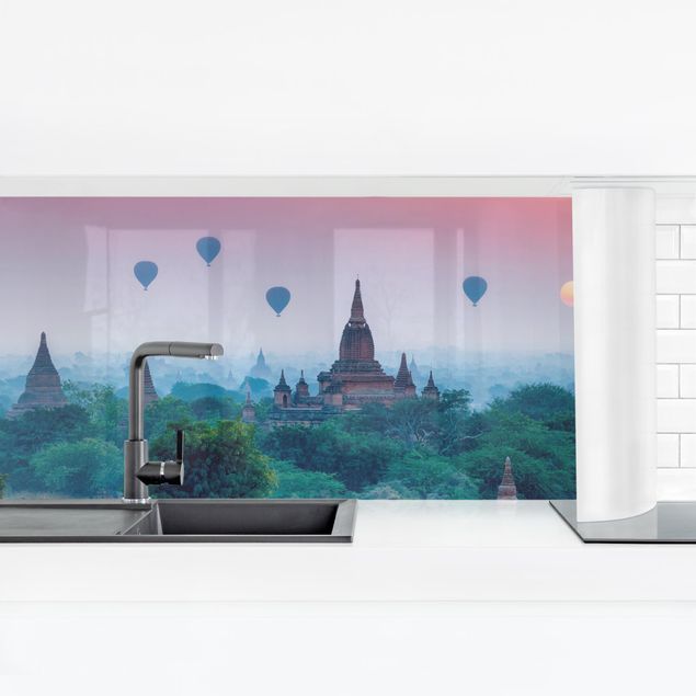 Küchenrückwand selbstklebend Heißluftballons über Tempelanlage