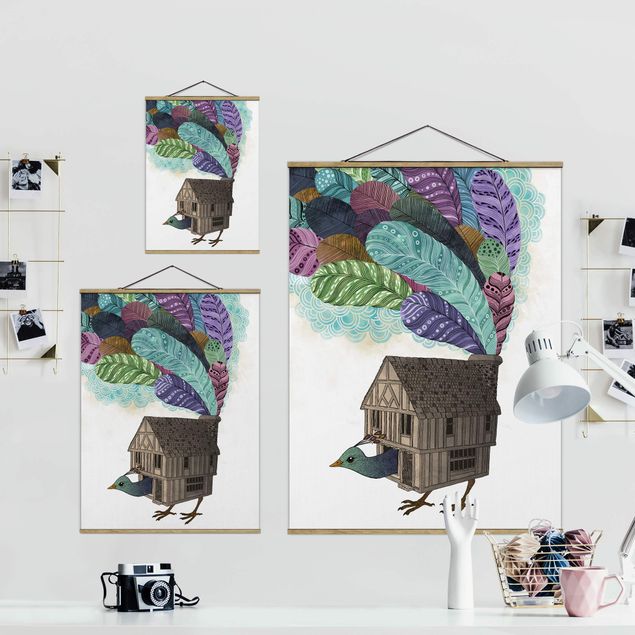 Stoffbild mit Posterleisten - Laura Graves - Illustration Vogel Haus mit Federn - Hochformat 3:4