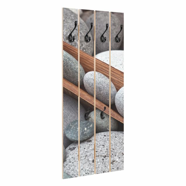 Wandgarderobe Holz - Stillleben mit grauen Steinen - Haken chrom Hochformat