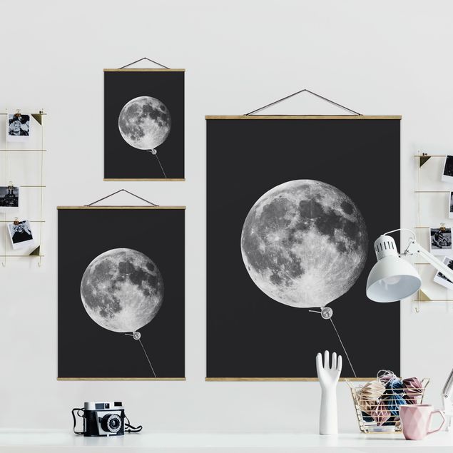 Stoffbild mit Posterleisten - Jonas Loose - Luftballon mit Mond - Hochformat 3:4