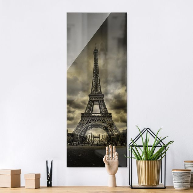 XXL Glasbilder Eiffelturm vor Wolken schwarz-weiß