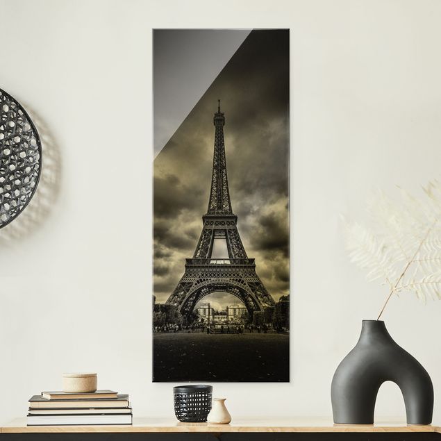 Glasbilder Schwarz-Weiß Eiffelturm vor Wolken schwarz-weiß