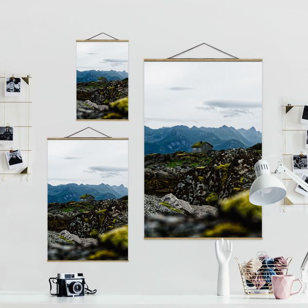 Stoffbild mit Posterleisten - Einsame Hütte in Norwegen - Hochformat 2:3