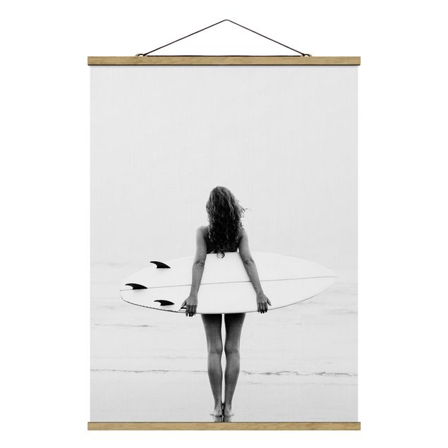 Stoffbild mit Posterleisten - Entspanntes Surfergirl mit Board - Hochformat 3:4