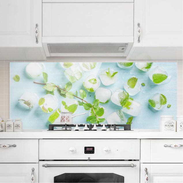 Glasrückwand Küche Kräuter Eiswürfel mit Minzblättern