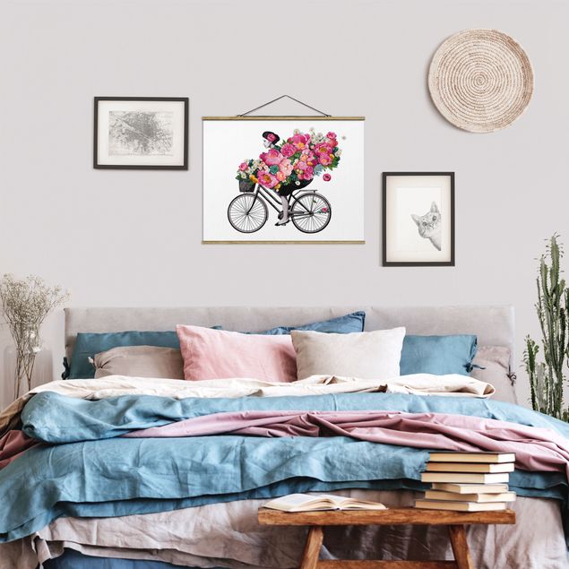 Stoffbild mit Posterleisten - Laura Graves - Illustration Frau auf Fahrrad Collage bunte Blumen - Querformat 4:3