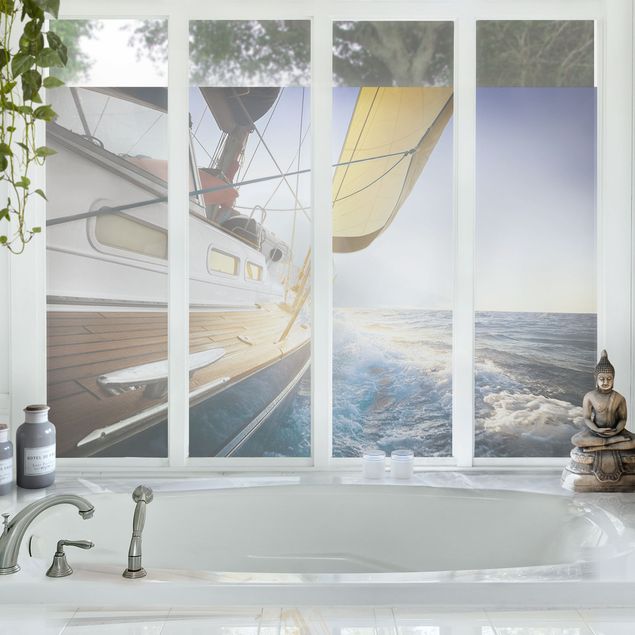 Fensterfolie bunt Segelboot auf blauem Meer bei Sonnenschein