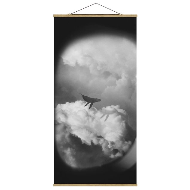 Stoffbild mit Posterleisten - Fliegender Wal in den Wolken - Hochformat