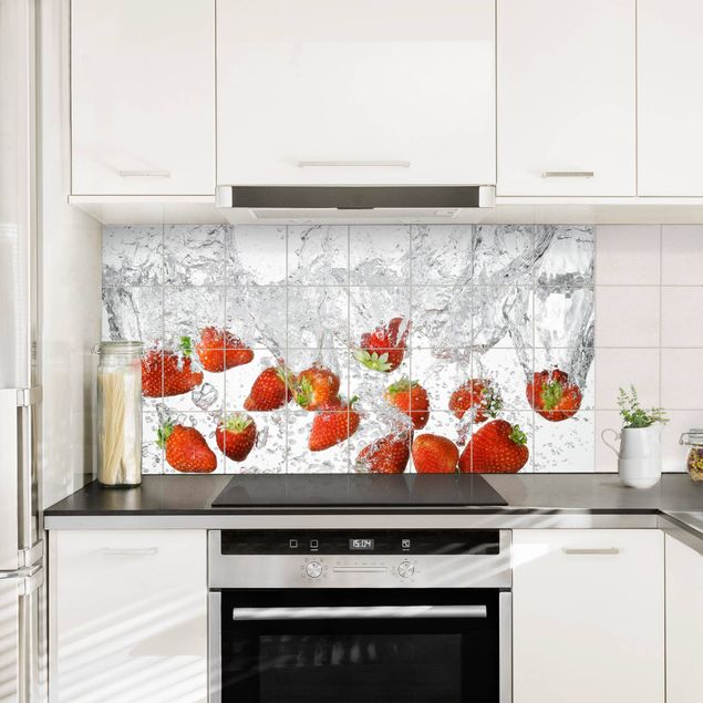 Klebefolie Fliesen Frische Erdbeeren im Wasser