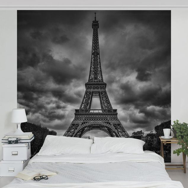Fototapete - Eiffelturm vor Wolken schwarz-weiß