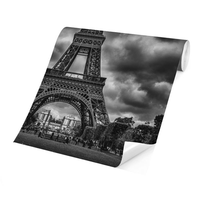Fototapete - Eiffelturm vor Wolken schwarz-weiß