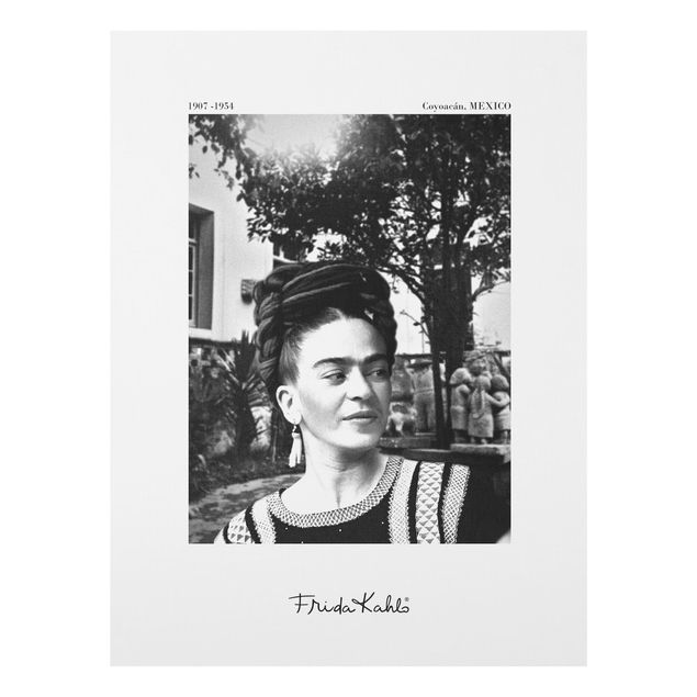 Glasbild - Frida Kahlo Foto Portrait im Garten - Hochformat