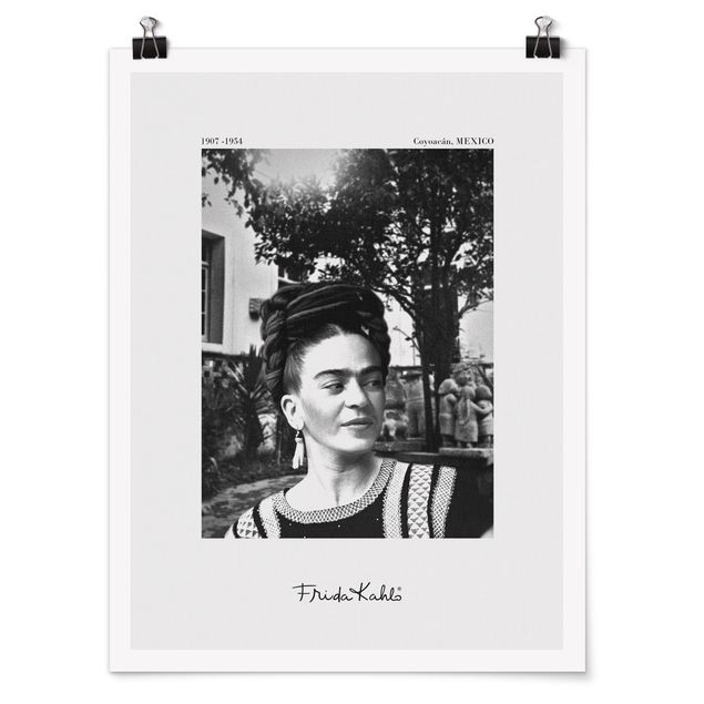 schöne Bilder Frida Kahlo Foto Portrait im Garten
