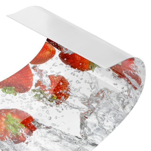 Spritzschutz Küche ohne bohren Frische Erdbeeren im Wasser