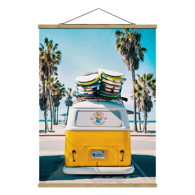 Stoffbild mit Posterleisten - Gelber Bulli mit Surfboards - Hochformat 3:4