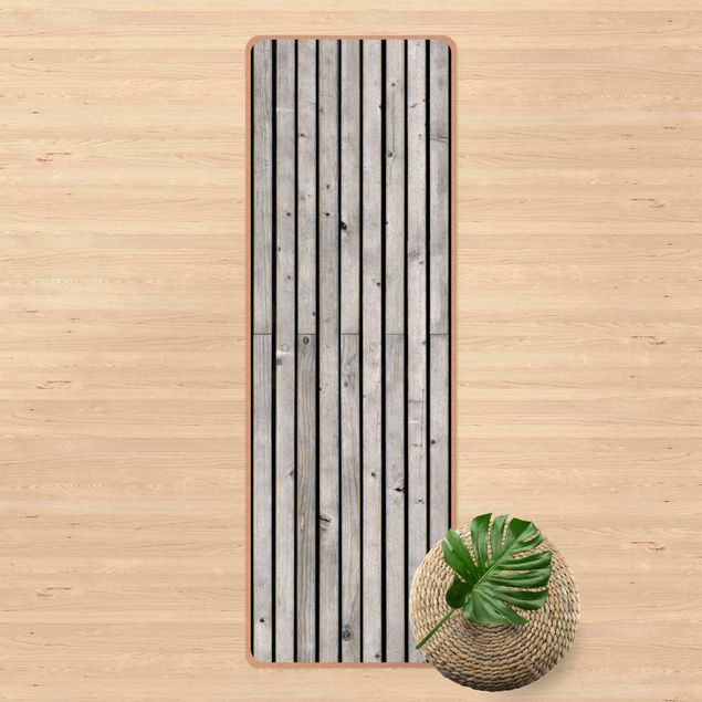 grosser Teppich Holzwand mit schmalen Leisten schwarz weiß