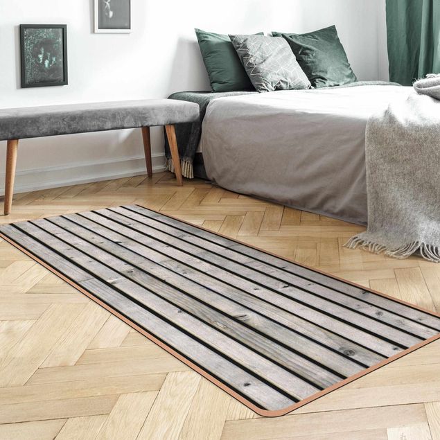 Teppich schwarz-weiß Holzwand mit schmalen Leisten schwarz weiß